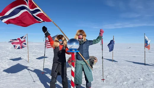 SYDPOLEN: Mor og datter kan feire at de har nådd Sydpolen. (Foto: Mini & Muttern)