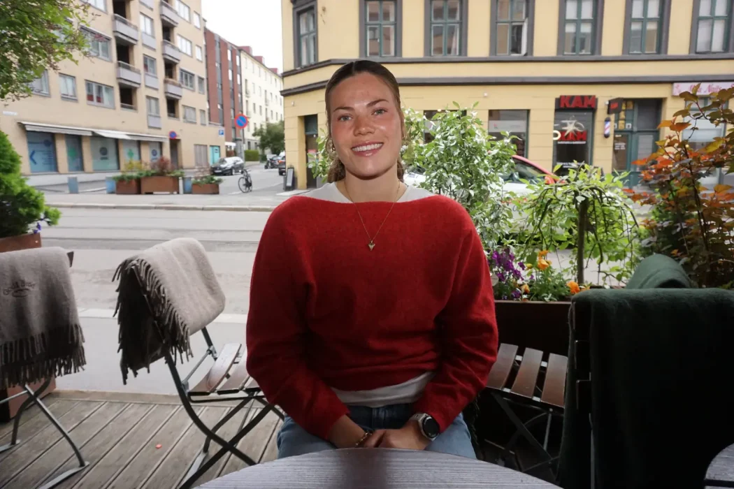 FYSIOTERAPISTUDIER: Tuva Fossen Rosenberg studerer nå til å bli fysioterapeut og vil gjerne jobbe med rehabilitering i
framtiden. (Foto: Anette Haugen)