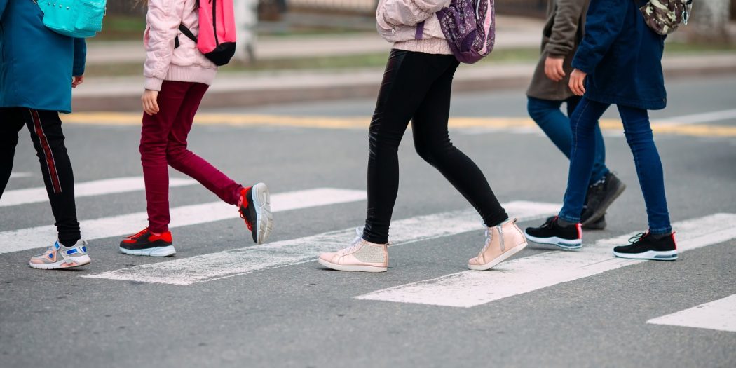 Føtter i fotgjengerfelt