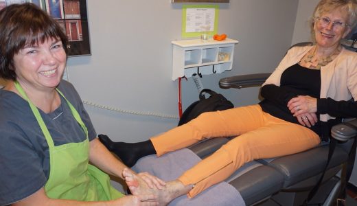 Anne Brit Berdal er svært takknemlig for at fotterapeut Trine Martinsen oppdaget føflekkreften under tåa hennes.