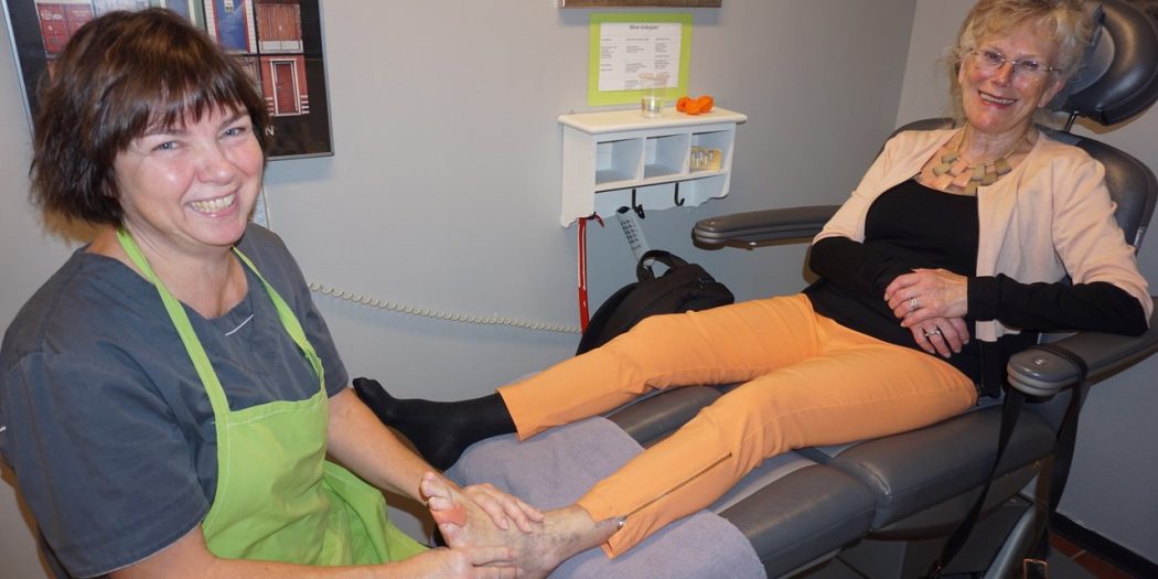 Anne Brit Berdal er svært takknemlig for at fotterapeut Trine Martinsen oppdaget føflekkreften under tåa hennes.