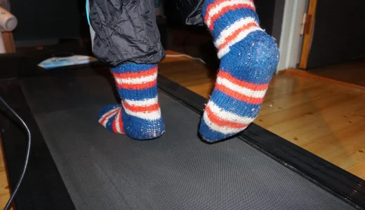 Tredemølle: For mosjonister kan det være bedre å løpe med raggsokker enn en for myk sko på tredemøllen, mener Terje Haugaa. (Foto: Anette Haugen)