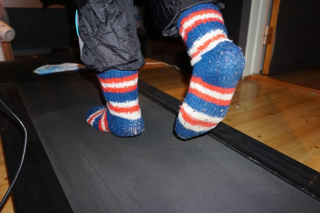 Tredemølle: For mosjonister kan det være bedre å løpe med raggsokker enn en for myk sko på tredemøllen, mener Terje Haugaa. (Foto: Anette Haugen)